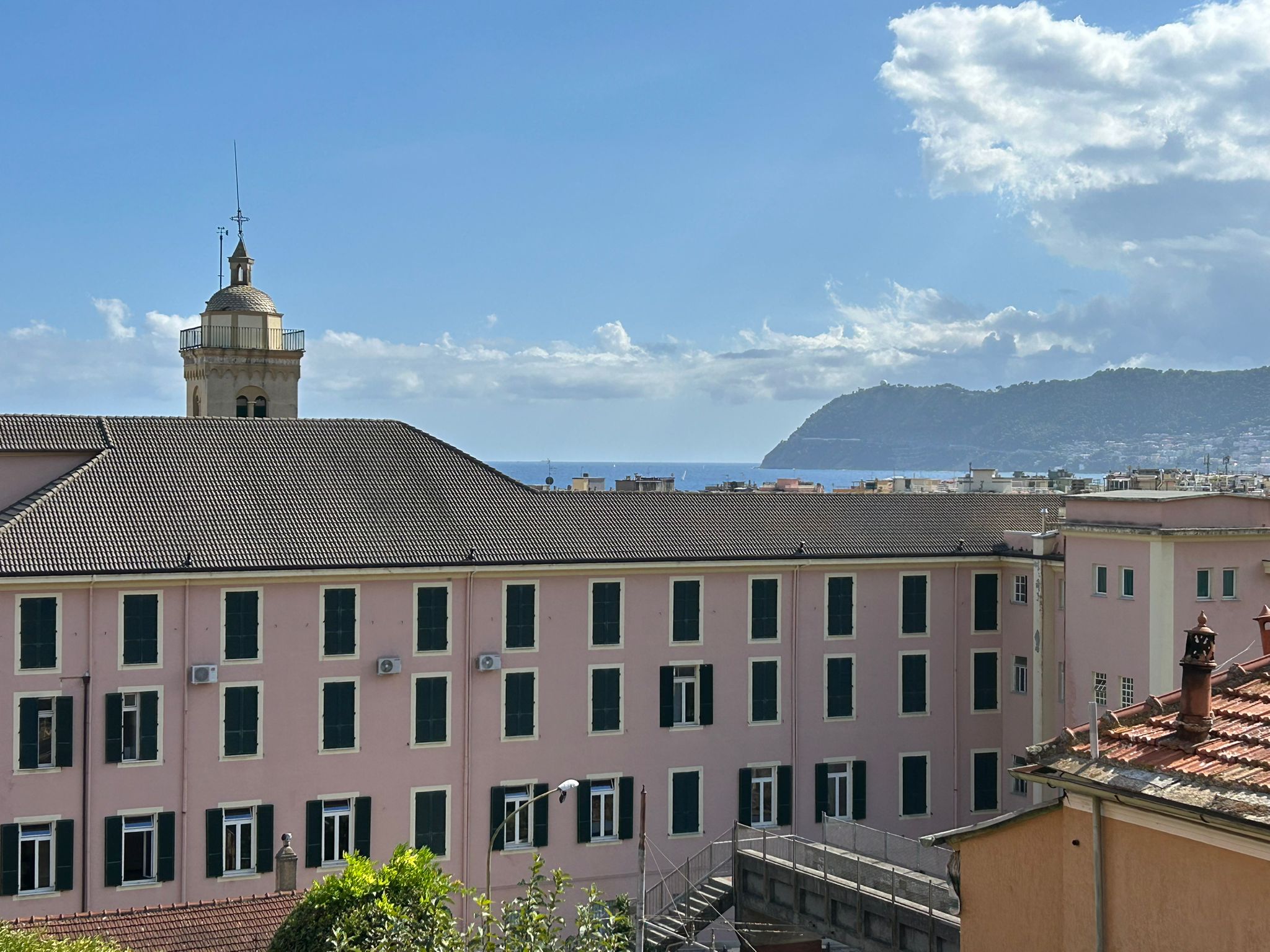 ALASSIO AFFITTASI TRILOCALE COMPLETAMENTE RISTRUTTURATO CON BOX E VISTA MARE