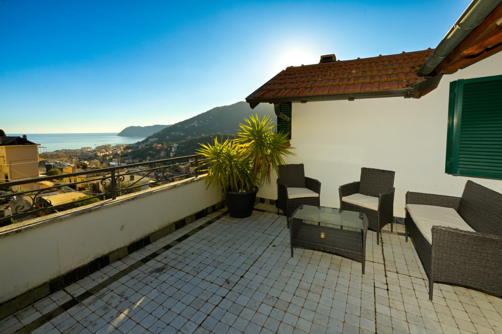 ALASSIO VENDESI TRILOCALE RISTRUTTURATO CON BOX AUTO E VISTA MARE